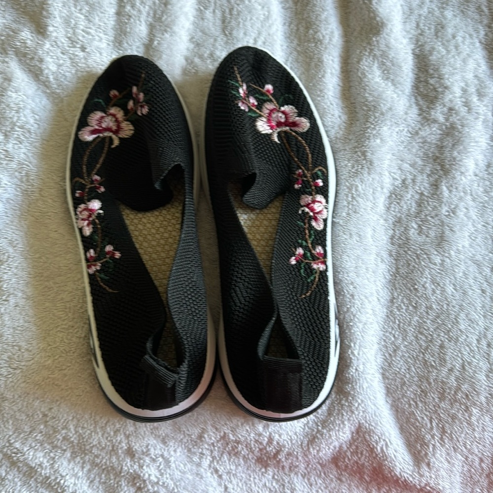 Women's Floral Embroidered Sports Shoes